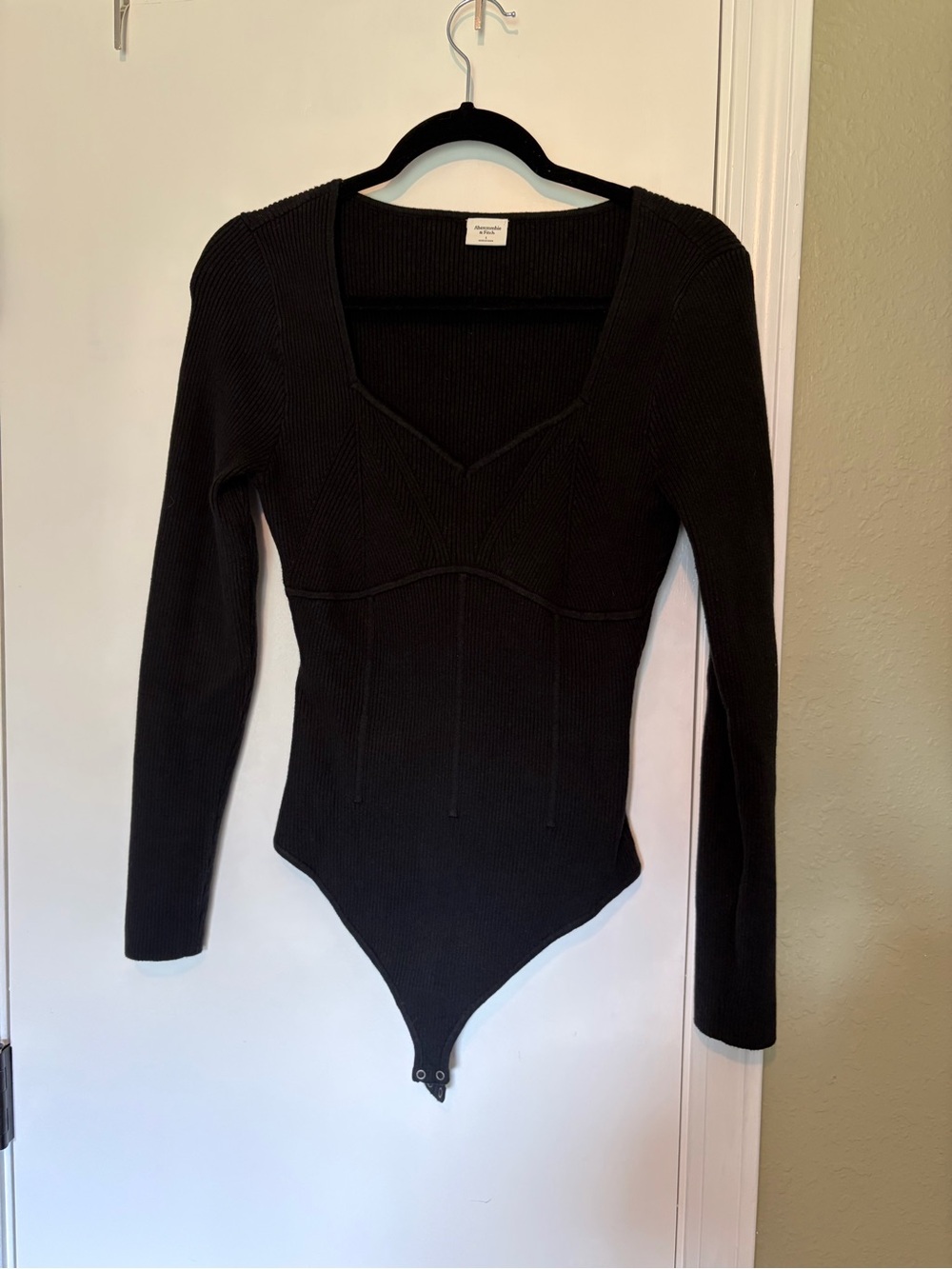 Abercrombie & Fitch Ribbed Long-Sleeve Sweetheart Bodysuit Black